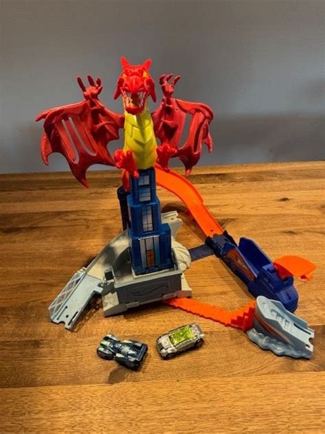 Hot Wheels Drache und Schlange und 4 Autos Gebraucht in Uster für CHF 1 nur Abholung auf