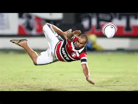 Torcedor Do Santa Cruz Invade Campo E Ensina Goleiro Como Defender