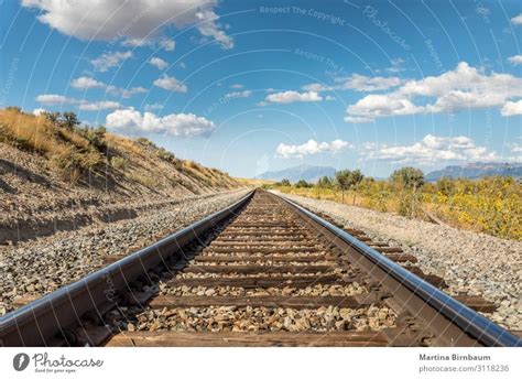 Schienen durch grüne Wiese ein lizenzfreies Stock Foto von Photocase