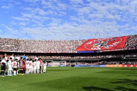 SPFC é gigante Veja as 10 maiores torcidas do mundo e saiba a posição