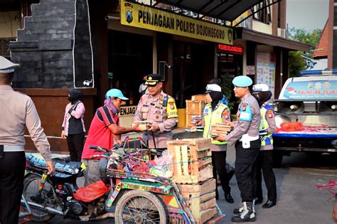 Polres Bojonegoro Bagi Takjil Dan Kampanyekan Tertib Berlalu Lintas