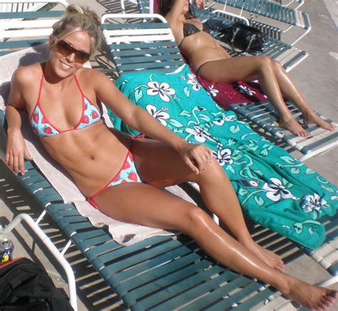 6 Hot Sexy Amber Coffman Bikini Pics