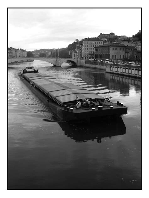 Sur Les Flots Depuis La Passerelle Du Palais De Justice Marine