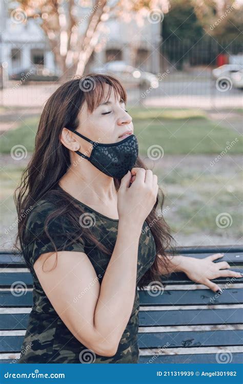 Mujer Latina Se Quita La Máscara Protectora De La Cara Para Respirar Aire Puro Imagen de archivo