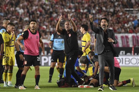 VÍDEO Jogador chileno tem convulsão no meio de uma partida contra o