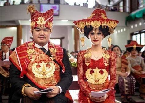 ragam baju adat sumatera utara  maknanya