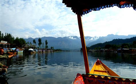 Srinagar and the Gorgeous Dal Lake, Kashmir - Safe and Healthy Travel