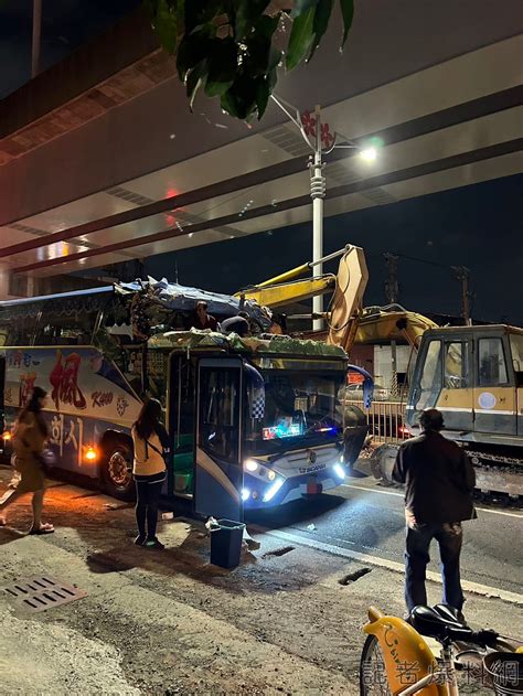 快訊／剛從阿里山一日遊回來就出車禍高雄旅遊團1死14傷 遊覽車新出廠不到3年「車頭一半不見」