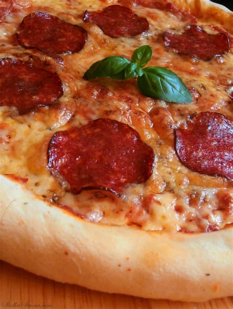 Słodka Strona Domowa Pizza z Salami i Serem w Brzegach Rantach