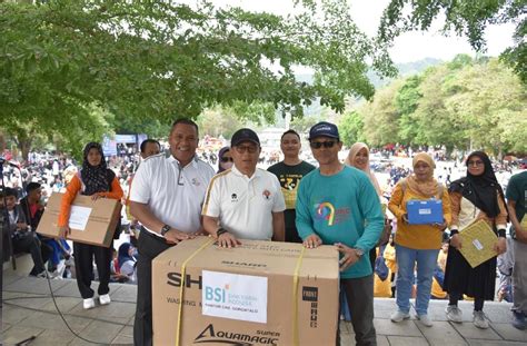 Perayaan Puncak Dies Natalis Rektor Berbagi Hadiah Untuk Civitas