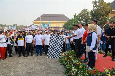 Rayakan Hut Ke Provinsi Banten Pj Gubernur Al Muktabar Jalan Sehat