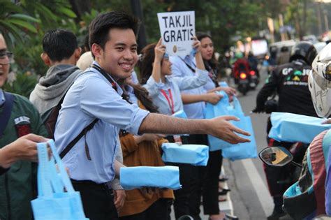 Gerakan Bagi Takjil Budaya Khas Yang Di Tunggu Saat Ramadhan Ariwara