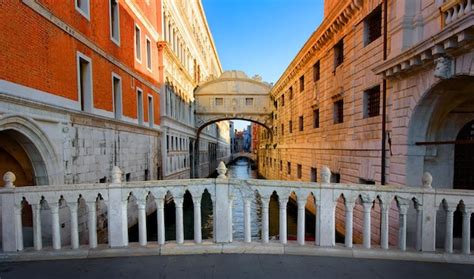 Ponte dos suspiros em veneza ao nascer do sol itália Foto Premium