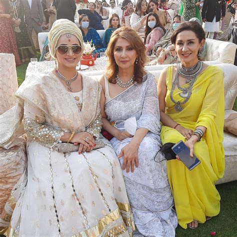 Noor Bukhari Spotted At Her Best Friends Wedding | Reviewit.pk