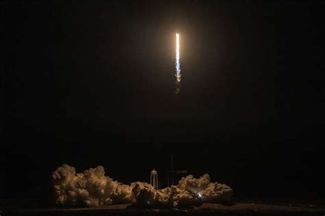 Dragon De Spacex Se Acopla Con Xito A La Estaci N Espacial