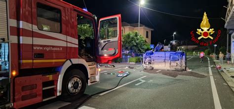 Auto Si Ribalta Lungo La 225 Due Giovani Condotti Al San Martino