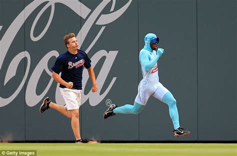 The Freeze Braves Sprinting Mascot Loses In Epic Upset Daily Mail