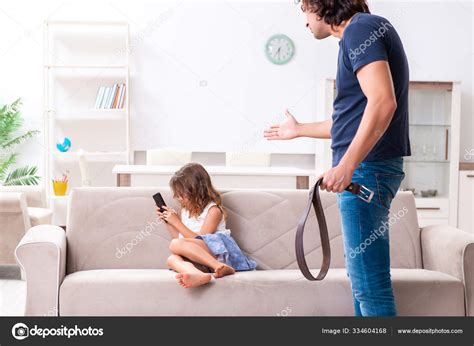 Padre enojado castigando a su hija fotografía de stock Elnur