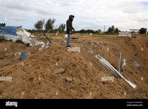 Un Uomo Palestinese Ispeziona Un Sito Preso Di Mira Da Uno Sciopero