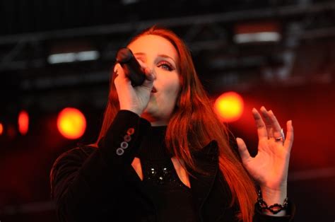 Epica 17 18 Simone Simons Als Blickfang Beim M Era Luna 2008