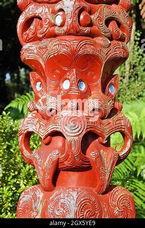 Un Tekoteko Maor De Madera Roja Con Una Lengua Sobresaliente Y Ojos De