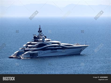 Luxury Yacht Helipad Image & Photo (Free Trial) | Bigstock