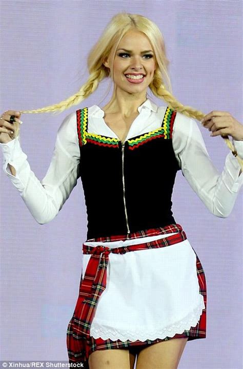 Thân hình mướt mắt của các người đẹp dự thi Hoa hậu bikini Quốc tế 2015