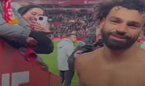 محمد صلاح يهدي قميصه لمشجعة عربية من الكويت Et بالعربي