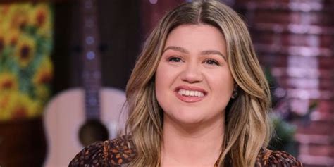 The Voice Coach Kelly Clarkson Stuns Fans With A Sensational Off