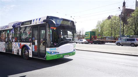 W Szczecinie Nawet Autobus Je Dzi W Maseczce Ochronnej Wideo Szczecin