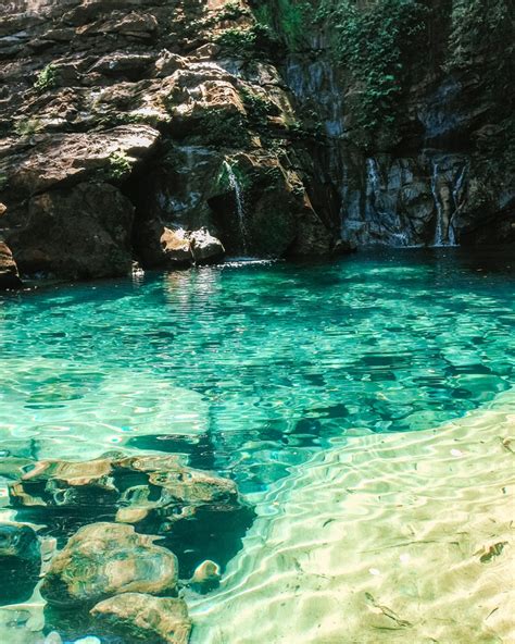 Poço Azul na Chapada das Mesas o lago de água cristalina de Riachão