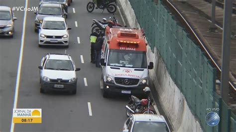 Motociclista fica ferido após sofrer acidente na Avenida Paralela em