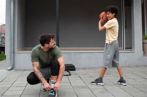 Pai E Filho Jogando Basquete Juntos No Quintal Foto Premium