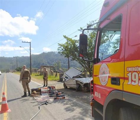 Homem Fica Preso S Ferragens Ap S Colidir Contra Poste Em Doutor