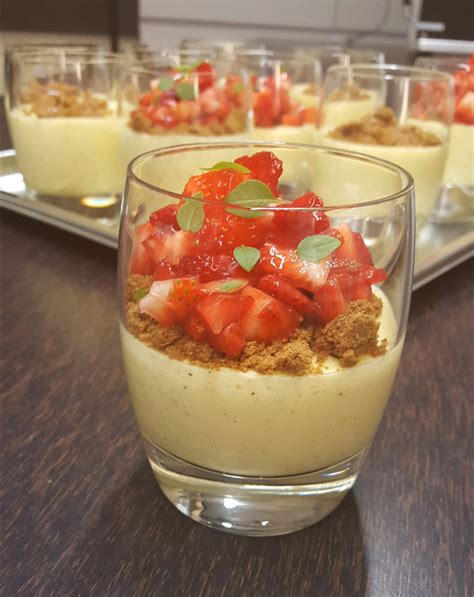 Eierlik R Mousse Mit Erdbeeren Schmeck Den S Den