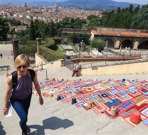 I Colori Contro Il Dolore Maxi Mantello Sulla Scalinata