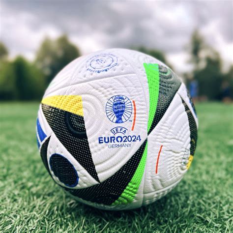 Футбольный мяч Мяч футбольный Евро 2024 Fussballliebe, 5 размер ...