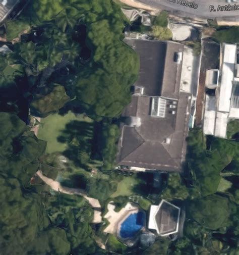 Estilo colonial e piscina a mansão absurda de Silvio Santos