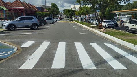 Prefeitura implanta nova sinalização viária na praça de alimentação do