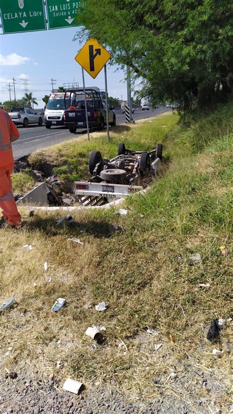 Camioneta volcó en la libre a Celaya Noticias de Querétaro