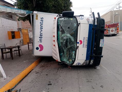 Choque volcadura ocasiona cuantiosos daños en Torreón El Siglo de Torreón