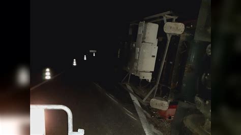 Apecchiese Camion Si Rovescia Strada Chiusa Nella Notte Umbria Tv