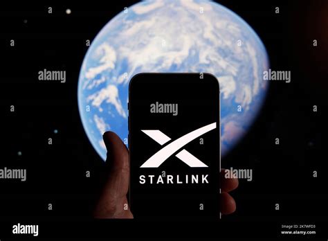 Il logo Starlink è visto su un dispositivo mobile con un illustrazione