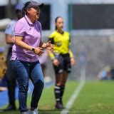 Cecilia Cabrera Entrenadora Del Club Femenil Cruz Azul Pide A