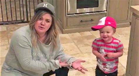 Kelly Clarkson And River Rose Perform Adorable Mother-Daughter Dance ...