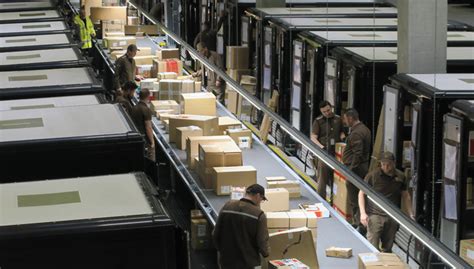 UPS: Paket-Rush hour in früher Morgenstund' | Logistik Online, Logistik ...