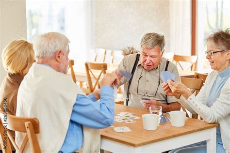 Senioren Freunde Spielen Karten Im Seniorenheim Stock Photo Adobe Stock