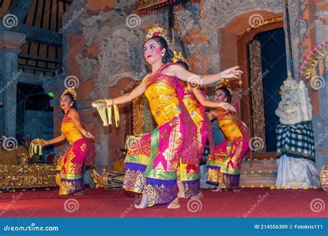 Bailarines Tradicionales Balineses Imagen De Archivo Editorial Imagen