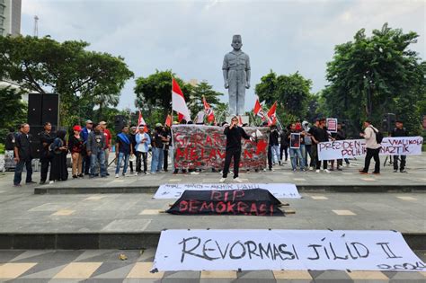 Mahasiswa Di Surabaya Suarakan Carut Marutnya Demokrasi Di Genggaman