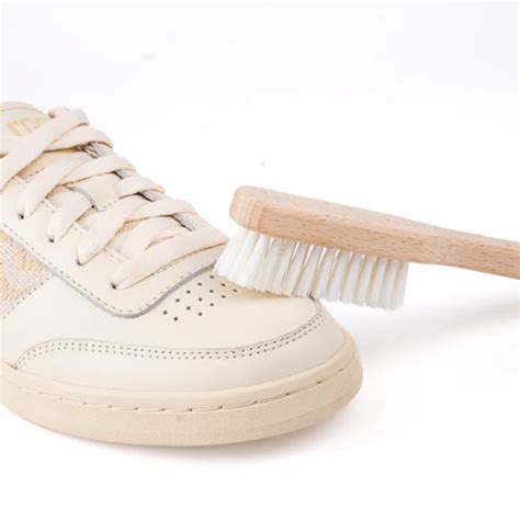 Nettoyer Des Baskets Blanches Nos Astuces Pour Cuir Et Tissu